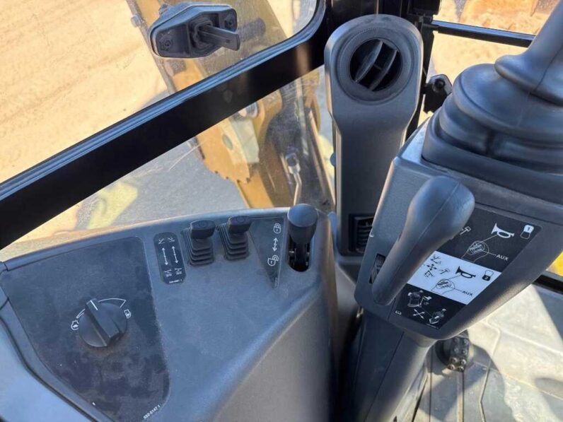 
								2023 Caterpillar 420 full									